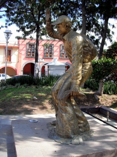 Monumento al Migrante: a statue of a migrant waving goodbye to his community, located in the central plaza of a small pueblo. (Source: Ellen McElfish)